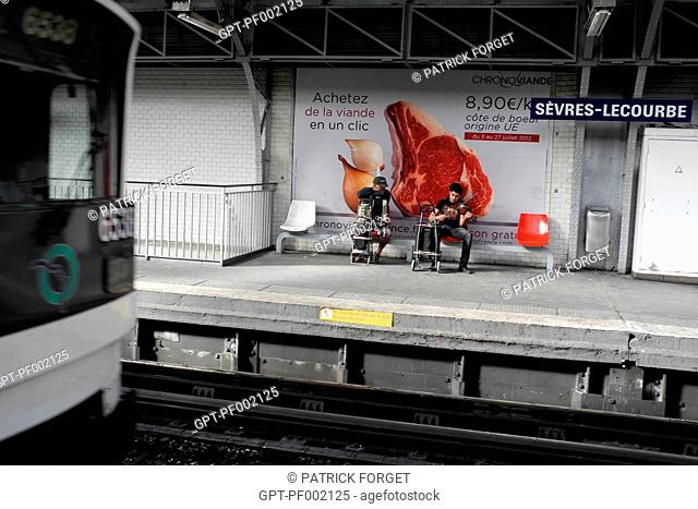 MUSICIANS AT THE SEVRES-LECOURBE METRO STATION AS THE TRAIN ARRIVES, PARIS, FRANCE