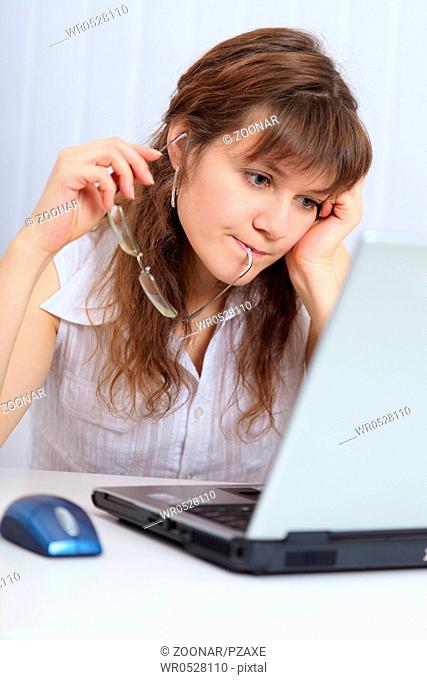 Young beautiful woman with concentration studies laptop