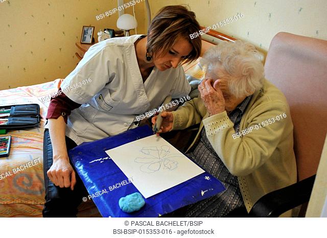 Reportage on art therapy in Ham hospital?s retirement home, France. Art therapy sessions are offered to residents in order to maintain or rehabilitate their...