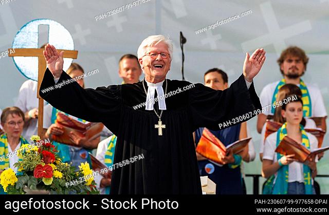 07 June 2023, Bavaria, Nuremberg: Heinrich Bedford-Strohm, Bishop of the Evangelical Lutheran Church in Bavaria, gives the benediction at the opening service of...
