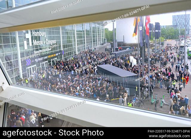17 May 2022, Hamburg: Numerous visitors stand in front of the main entrance of the trade fair waiting for their ticket or admission