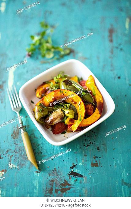 Pumpkin slices with peppers and shallots