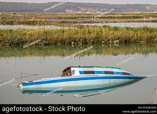 Bei der Fahrt auf dem slowenischen Fahrradweg der Parenzanabahn von Portoroz an die kroatische Grenze ? unzählige bunte Fischer- und Segelboote schwimmen...