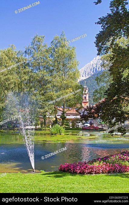 Der Kurgarten der oberbayrischen Marktgemeinde Mittenwald, ein beliebter Urlaubsort in den bayrischen Alpen