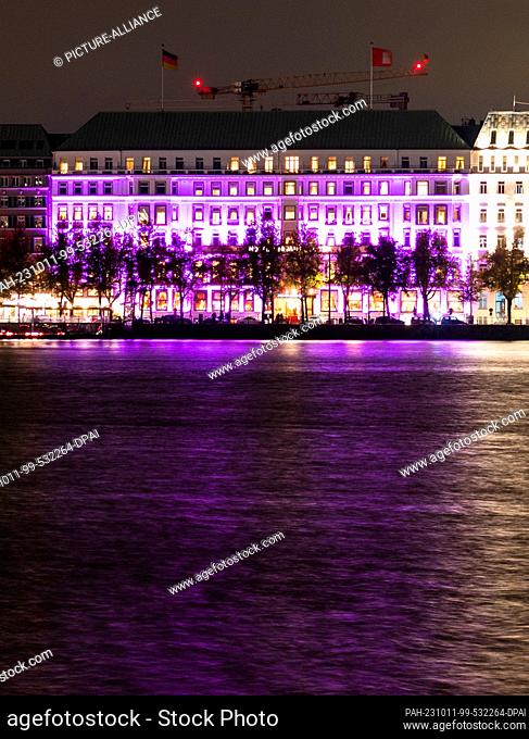 11 October 2023, Hamburg: The hotel ""Vier Jahreszeiten"" at the Binnenalster is illuminated in pink during a campaign of the organization ""Plan...