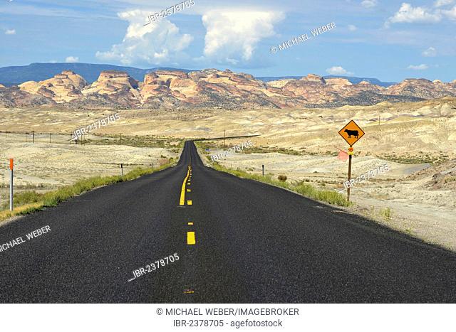 Sign Open Range, U.S. Highway 24, overlooking the Navajo Dome Plateau, Capitol Reef National Park, Utah, Southwestern USA, USA
