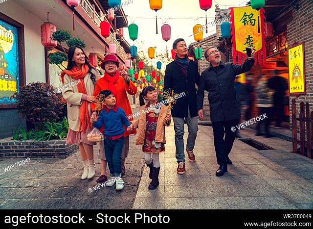 The happiness of the family of six shopping in the hutongs