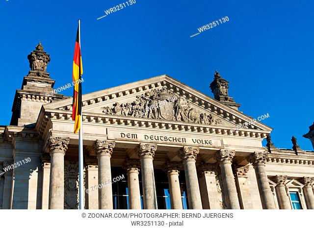 Reichstag an einem sonnigen Tag
