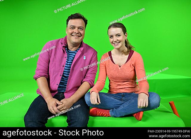 14 September 2023, Thuringia, Erfurt: The actors Stefanie Bock and Christian Bahrmann are in the studio of KiKA, the children's channel of ARD and ZDF