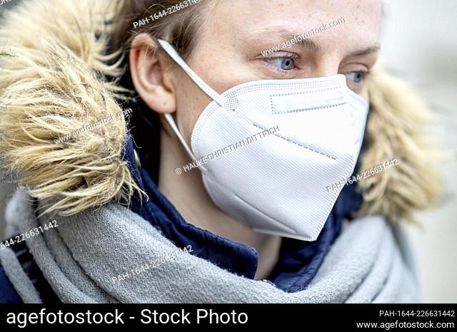 A young woman wears a FFP2 protective mask in the citycenter of Oldenburg (Germany), 13 December 2020. - Oldenburg/Niedersachsen/Deutschland