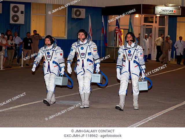 Expedition 32 Flight Engineer Sunita Williams, right, Soyuz Commander Yuri Malenchenko and JAXA Flight Engineer Akihiko Hoshide, left