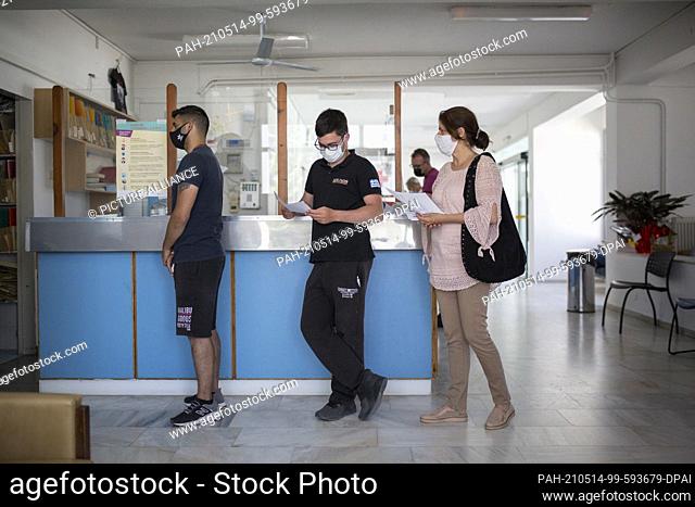 13 May 2021, Greece, Milos: People are waiting in line to be vaccinated against the coronavirus with the Pfizer BioNTech vaccine at the vaccination center