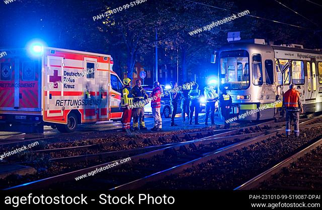 10 October 2023, Lower Saxony, Hanover: Emergency services from the police, fire department, ambulance service and Ìstra Hannoversche Verkehrsbetriebe are in...