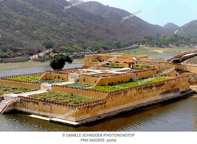 India, Rajasthan, Kesar Kyari Garden on the Moata Lake at the foot of the Fort Amber