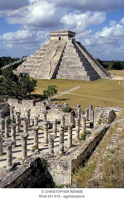 One thousand Mayan columns and the great pyramid El Castillo, Chichen Itza, UNESCO World Heritage Site, Yucatan, Mexico, Central America