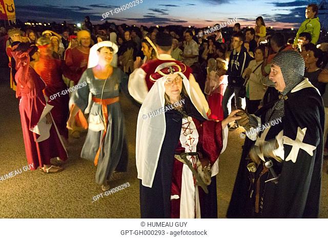 FESTIVAL OF SAINT LOUIS, MEDIEVAL FESTIVAL, CELEBRATION OF THE 800 YEAR ANNIVERSARY OF THE BIRTH OF LOUIS IX, THE ACTORS ON PARADE BEFORE LEAVING FOR THE...