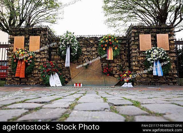 16 November 2023, Lower Saxony, Osnabrück: Wreaths hang at a memorial site. On Progromnacht on November 9, 1938, Jewish stores