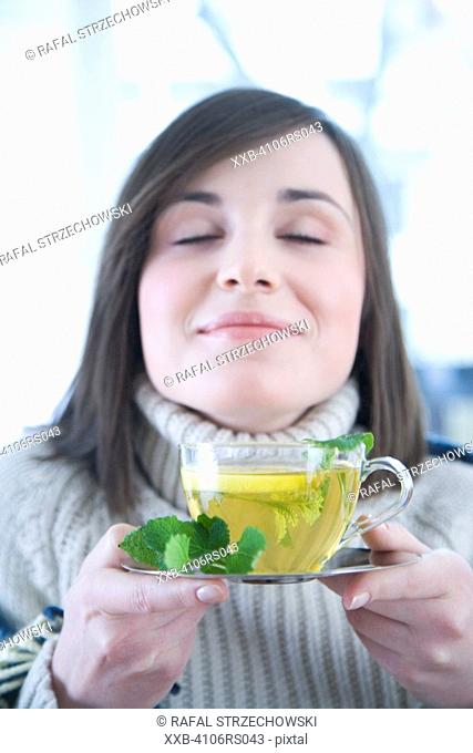 woman with mint & lemon tea