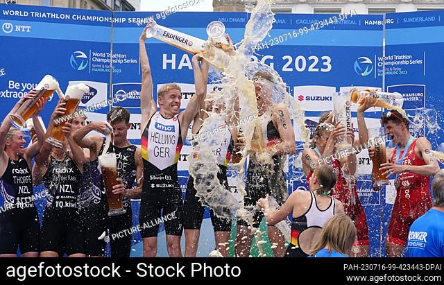 16 July 2023, Hamburg: Triathlon: ITU World Triathlon Series/World Championship, Mixed. The new team world champions from Team Germany Tim Hellwig (5th from...