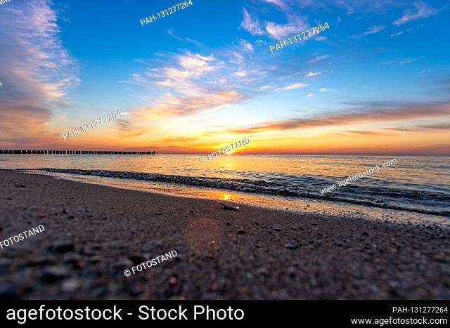 Dierhagen - Ost, Germany March 2020 Ostseestrand - March - 2020 sunset / shell / groynes, beach, | usage worldwide. -...