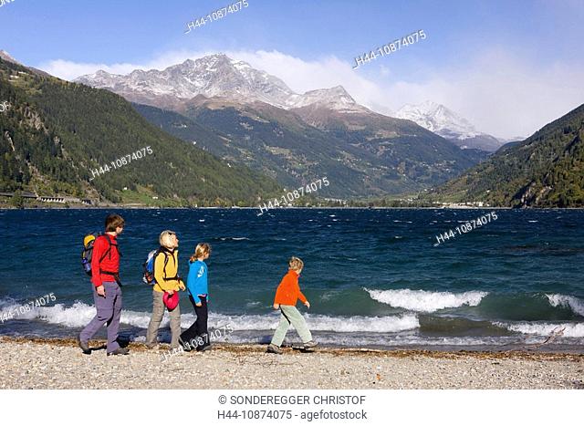 Wandern auf der Bernina Wanderroute am Lago di Poschiavo