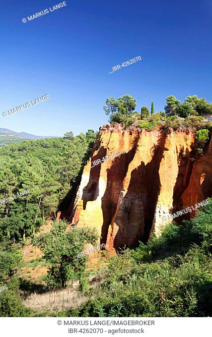 Les Sentiers des Ocres, trail, ocher cliffs, Roussillon, Provence, Provence-Alpes-Cote d'Azur, Southern France, France