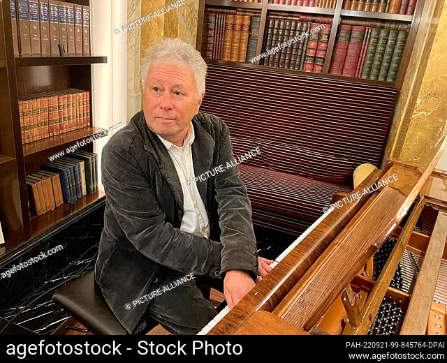 21 September 2022, Austria, Wien: Alan Menken, composer from the USA, plays the piano on the occasion of an interview with the Austria Press Agency APA at the...