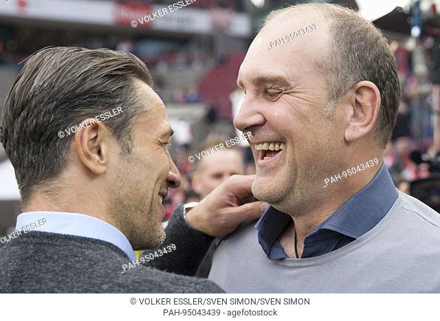 Vor dem Spiel: Sportdirektor Joerg SCHMADTKE (Jorg) (K, re.) und Chef-Trainer Niko KOVAC (F, re.) begruessen sich herzlich. Lachen. Freude. Fussball 1