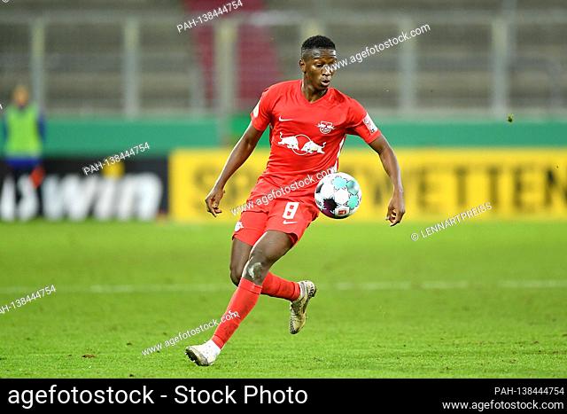 Amadou HAIDARA (L), action, individual action, single image, cut out, whole body shot, whole figure football DFB Cup, 2nd main round FC Augsburg-RB Leipzig 0-3...
