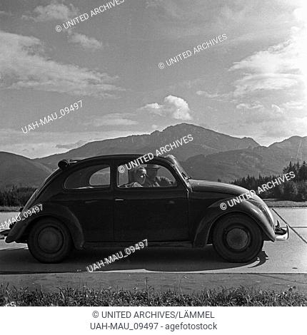 Unterwegs mit dem KdF-Wagen, dem Volkswagen Käfer, Deutschland 1930er Jahre. Travelling by car in the Volkswagen beetle, or ""KdF car"", Germany 1930s