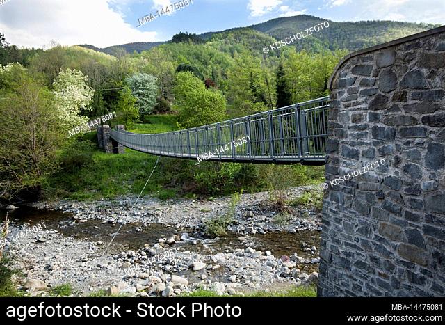 Suspension bridge over the river Aulella near the village of Casola in Lunigiana an Italian municipality in the province of Massa-Carrara in the region of...