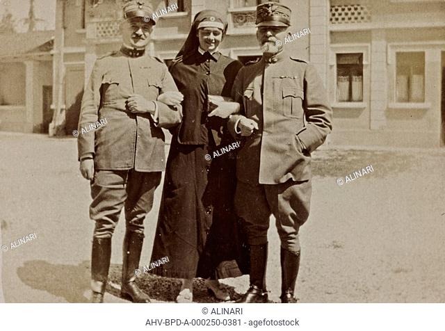Album Campagna di guerra 1915-1916-1917-1918, tenente Jack Bosio: nurse with soldiers, shot 08/1916