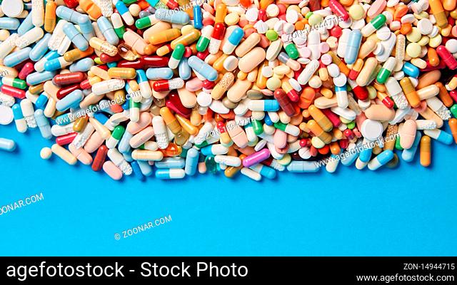 Rahmen aus bunten Medikamenten und Tabletten mit Textfreiraum