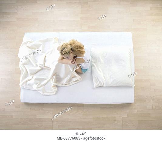Woman, young, bed, sitting, from above   23 years, 20-30 years, single, blond, Top, shorts, leisure time, indoors, at home, mattress, bedding, head, concept