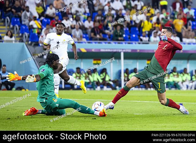 24 November 2022, Qatar, Doha: Soccer: World Cup, Portugal - Ghana, Preliminary Round, Group H, Matchday 1, Stadium 974, Portugal's Cristiano Ronaldo (r) in...