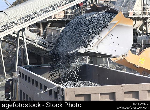 RUSSIA, DONETSK PEOPLE'S REPUBLIC - DECEMBER 5, 2023: A wheel loader loads crashed granite at an aggregate processing plant at Kalchiksky granite quarry run by...