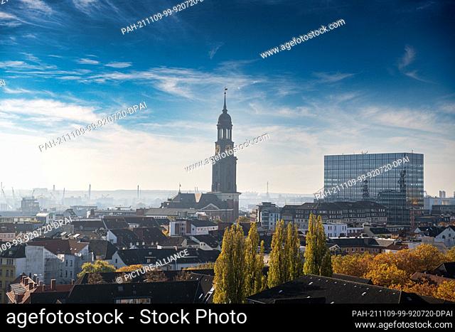 29 October 2021, Hamburg: View over Hamburg with the Michel (main church St. Michaelis). Photo: Daniel Reinhardt/dpa. - Hamburg/Hamburg/Germany