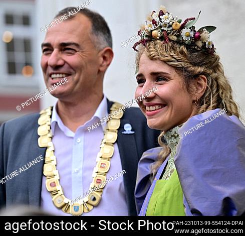 13 October 2023, Thuringia, Weimar: Laura Palko stands in front of the town hall as Weimar's Onion Market Queen Laura I with Peter Kleine (non-party)