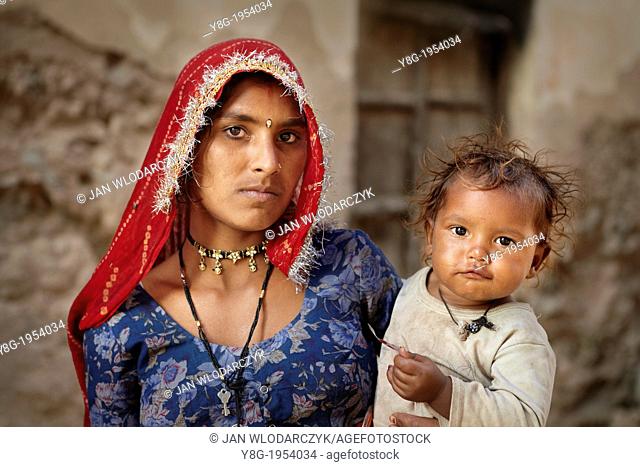 Portrait of Rajasthani woman with child, Mandawa, India