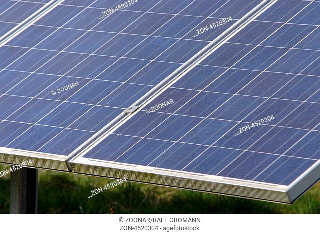Solarmodule auf einem Solarpark zur nachhaltigen und regenerativen Energiegewinnung durch Photovoltaik