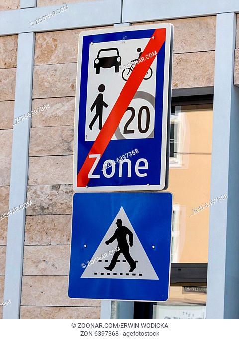 Eine verkehrsberuhigte Zone oder Strasse wird durch ein Verkehrszeichen angezeigt