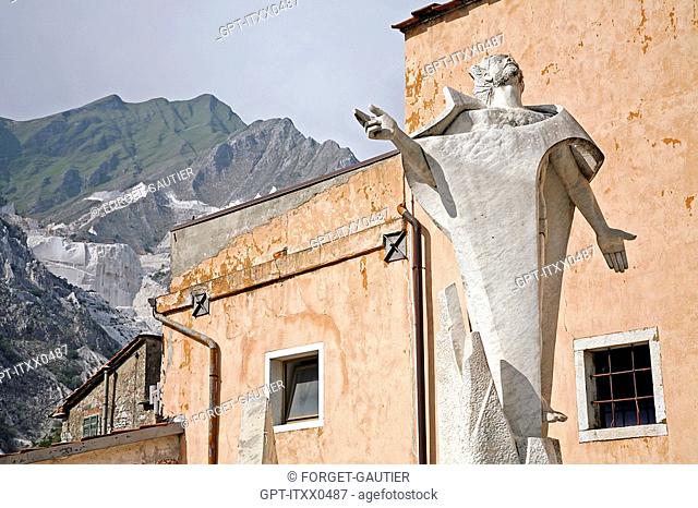 STATUE TO THE VICTIMS AMONGST THE MARBLE WORKERS, VILLAGE OF COLONNATA IN THE HEART OF THE WHITE MARBLE QUARRIES, WORLD MARBLE CAPITAL, CARRARA, TUSCANY, ITALY