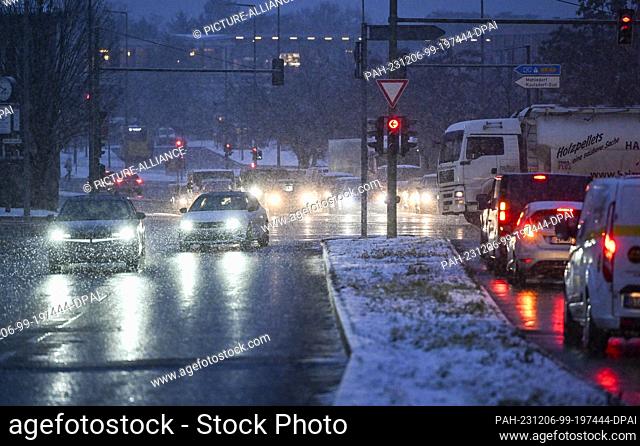 06 December 2023, Berlin: Sleet and snow showers, like here at the Blumberger Damm / Alt-Biesdorf junction, make rush hour traffic difficult in the early...