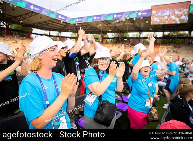 19 June 2022, Berlin: Sports for the disabled: Athletes from GSL Benninghausen in North Rhine-Westphalia celebrate at the opening ceremony of the Special...