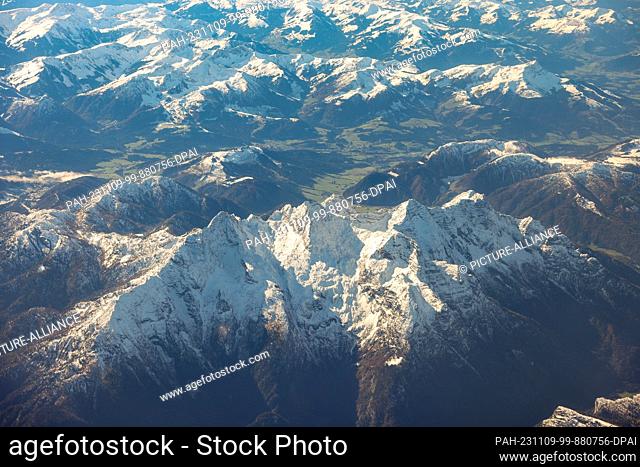 06 November 2023, Bavaria, Munich: View from an airplane of the first snow-covered mountain peaks in the Alps. Photo: Jan Woitas/dpa