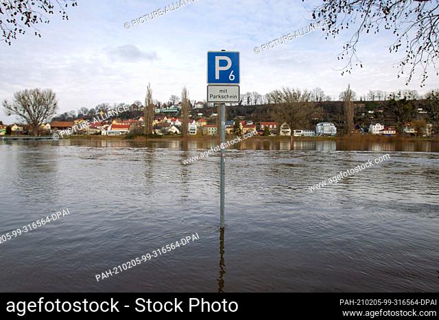 05 February 2021, Saxony, Pirna: A parking lot in Pirna is already flooded by the water of the Elbe. Because of the high water