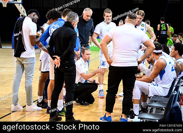 coach Samuel Tucker DeVoe (Lions) gives instructions during a break. GES / Basketball / ProA: PSK Lions - Team Ehingen Urspring, 23.01