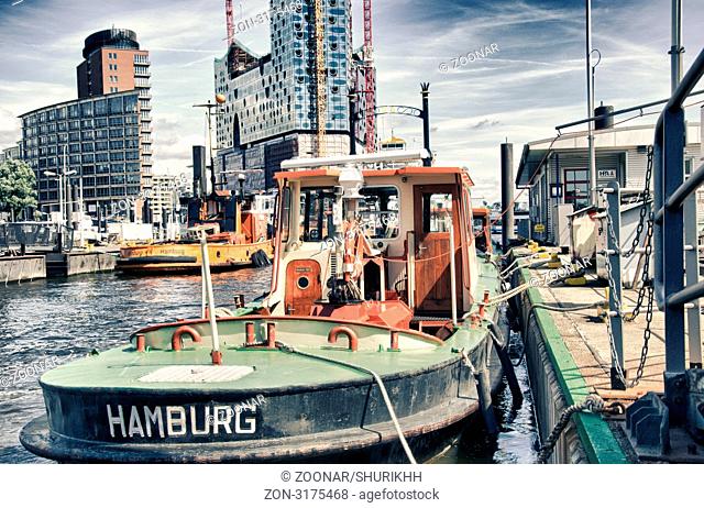 Hamburg Boot am Hamburger Hafen. Im Hintergrund die Elbphilharmonie