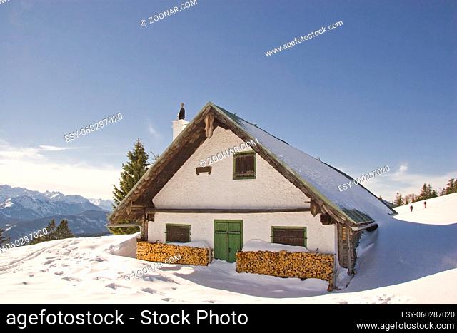 Jocher Alm, eine idyllische Hütte unter dem Jochberggipfel gelegen im Wintet