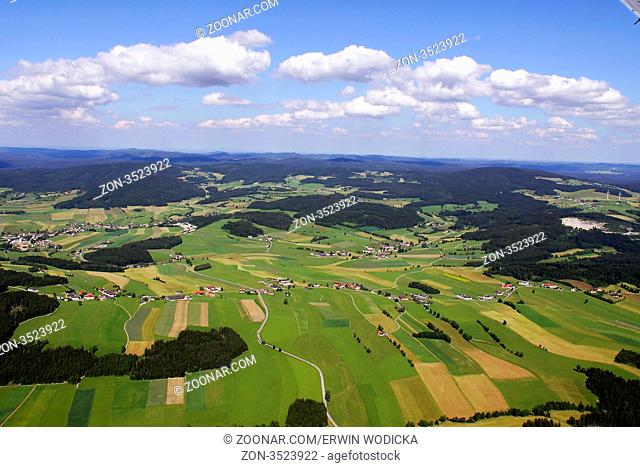 Landschaftsaufnahme aus einem Flugzeug. Wiesen, Felder und Äcker